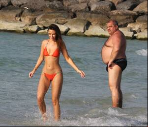 erotic beach fucking - Cute Girl on Beach with Husky Man Behind : r/photoshopbattles